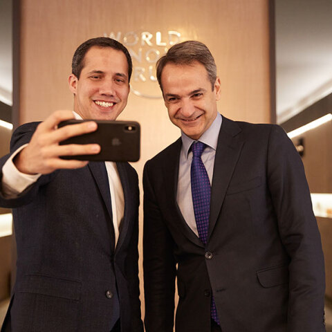 Νταβός: Η selfie Χουάν Γκουαϊδό και Κυριάκου Μητσοτάκη