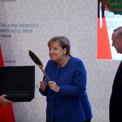 Κωνσταντινούπολη: Η Άνγκελα Μέρκελ με το δώρο του Ερντογάν ανά χείρας