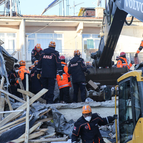 Νεκρούς, τραυματίες και ζημιές άφησαν πίσω τους τα 6,8 R στην Τουρκία