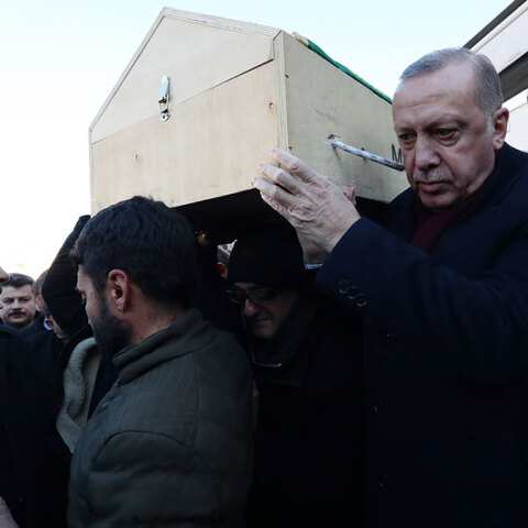 Φονικός σεισμός στην Τουρκία: Ο Ερντογάν κουβάλησε το φέρετρο ενός εκ των θυμάτων