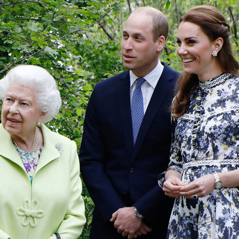 Η βασίλισσα Ελισάβετ με τους Κέιμπριτζ 