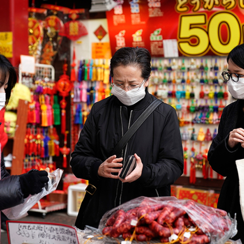 Με μάσκες στη Γιοκοχάμα της Ιαπωνίας