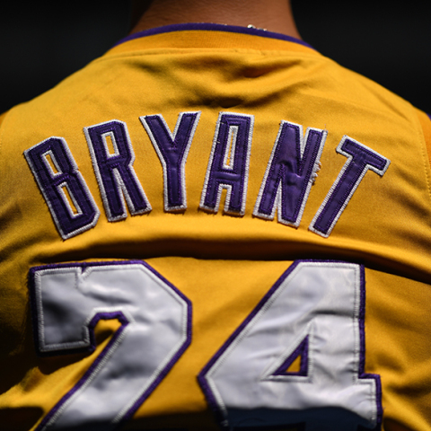 Η φανέλα με το «24»