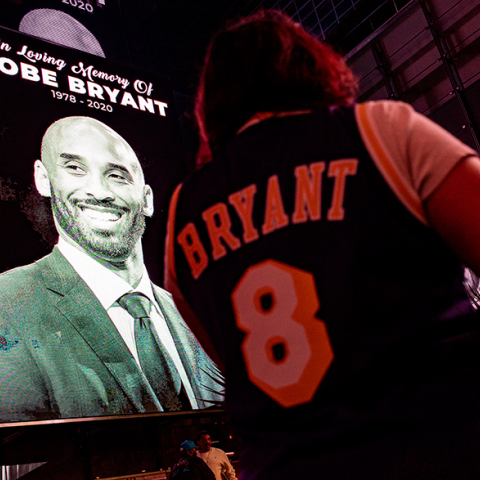 Πλήθος κόσμου έξω από την έδρα των Λέικερς, Staples Center