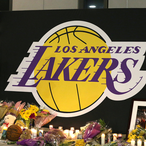 Λουλούδια και φωτογραφίες στη μνήμη του Κόμπι 