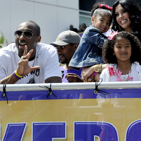 Ο Κόμπι με την οικογένειά του