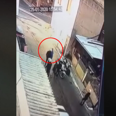 Η στιγμή που αστυνομικός της ομάδας ΔΙ.ΑΣ. χαστουκίζει 11χρονο στο Μενίδι