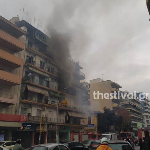 Πανικός στο κέντρο της Θεσσαλονίκης λόγω πυρκαγιάς σε διαμέρισμα