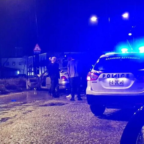 Σε κολόνα φωτισμού «καρφώθηκε» Ι.Χ αυτοκίνητο στα Τρίκαλα