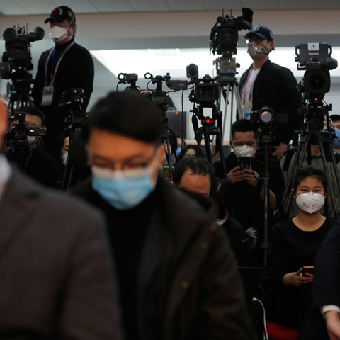 Συνέντευξη Τύπου με προστατευτικές μάσκες στο Πεκίνο