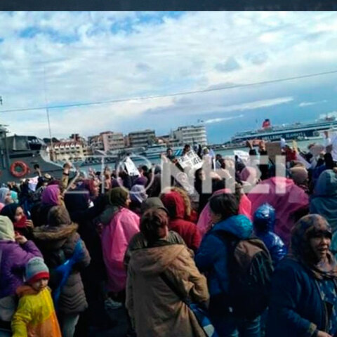 Διαδήλωση γυναικών από το ΚΥΤ της Μόριας στο κέντρο της Μυτιλήνης