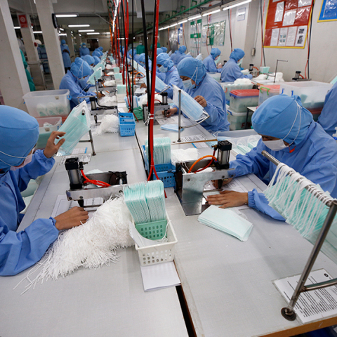 Εργάτες στην Ασία μετά το ξέσπασμα του κοροναϊού 