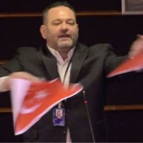 Ο Γιάννης Λαγός έσκισε την τουρκική σημαία στο ευρωκοινοβούλιο