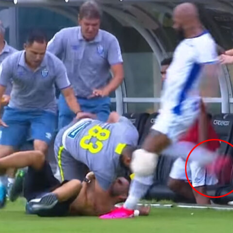 Βραζιλία: Ποδοσφαιριστής ακινητοποιεί εισβολέα και δέχεται κλοτσιά στο κεφάλι από συμπαίκτη του