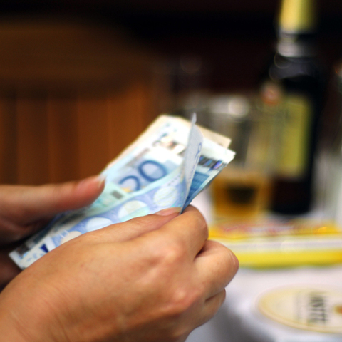 Πού βρίσκεται ο κατώτατος στην Ελλάδα σε σχέση με τα υπόλοιπα κράτη μέλη της ΕΕ