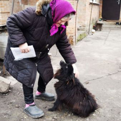 Η συνταξιούχος Λιουμπόφ Κολιούτσα και ο σκύλος της 