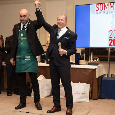 O κ. Ανδρέας Ματθίδης, πρόεδρος της Πανελλήνιας Ένωσης Οινοχόων με τον νικητή κ. Ελευθέριο Χανιαλίδη