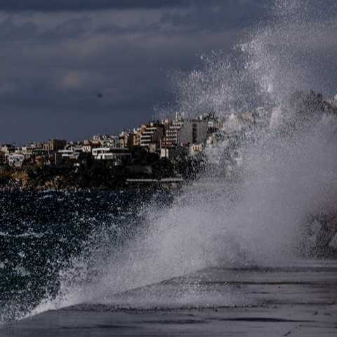 Κύματα στη μαρίνα του Φλοίσβου 