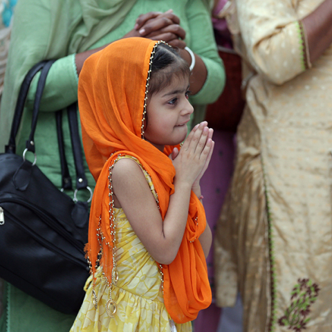 Κοριτσάκι στην Ινδία προσεύχεται για τα θύματα των σεξουαλικών εγκλημάτων στην Ινδία