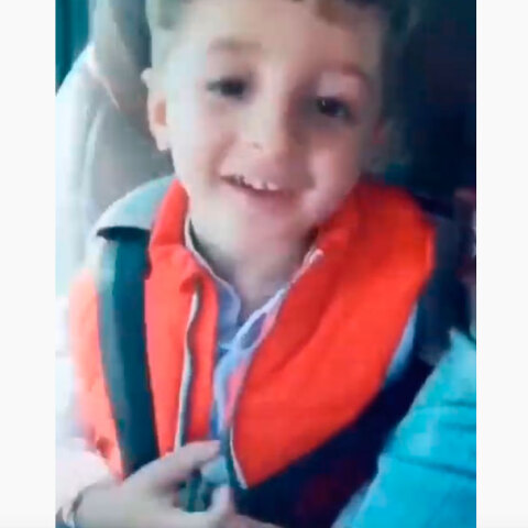 Πιτσιρικάς προσπαθεί να πει το «Fontana»