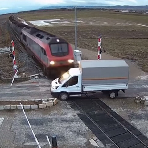 Η στιγμή που τρένο κάνει κομμάτια φορτηγό στην Τουρκία