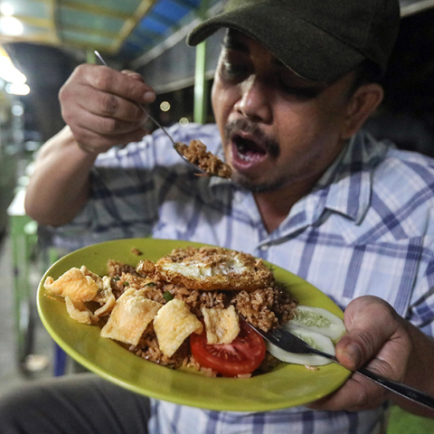 Μεζές το κρέας της νυχτερίδας στην Τζακάρτα