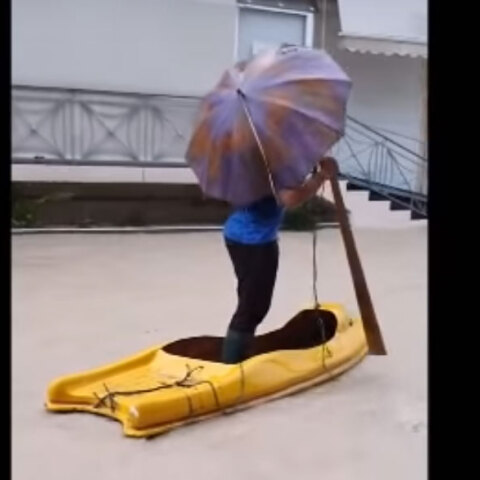 Άνοιξαν οι ουρανοί στη Ρόδο - Κάτοικος επιστράτευσε... κανό