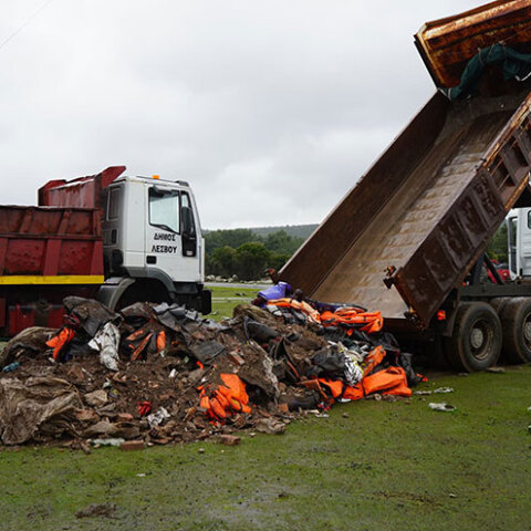Λέσβος: Έριξαν σωσίβια και βάρκες εκεί που θα γίνει η κλειστή δομή