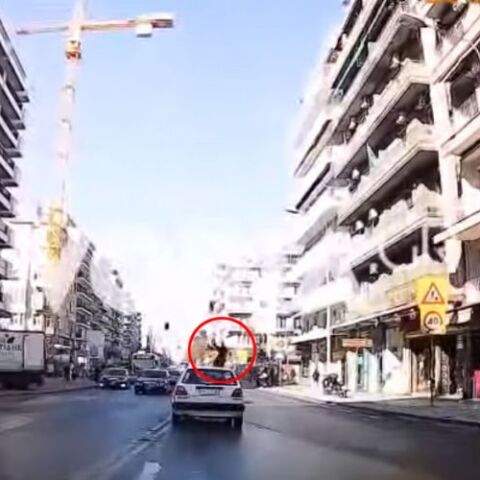 Θεσσαλονίκη: Η στιγμή που Ι.Χ «εκτοξεύει» στον αέρα πεζή γυναίκα/© Youtube