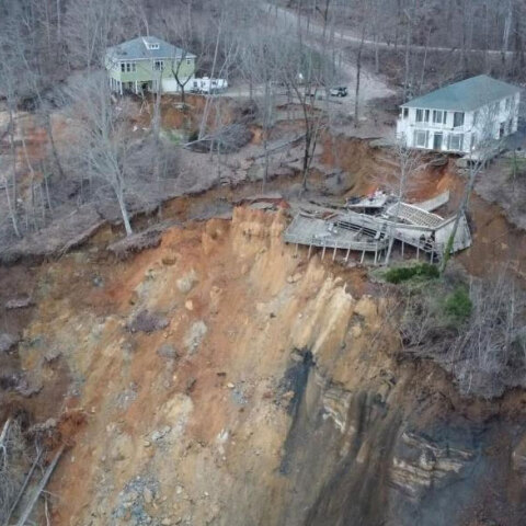 ΗΠΑ: Έφυγε η γη κάτω από τα θεμέλια κατοικίας στο Τενεσί, με το σπίτι να καταλήγει συντρίμμια στις όχθες του ποταμού
