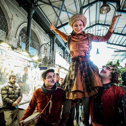 Τσικνοπέμπτη με μασκαράδες στη Βαρβάκειο