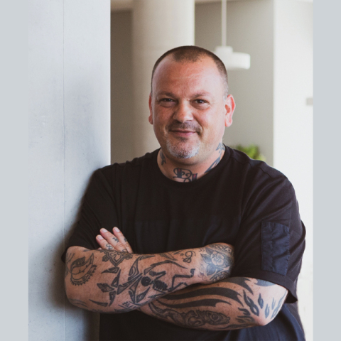 O Δημήτρης Σκαρμούτσος παρουσιάζει τον Αξιότιμο Κύριο Κόκορα ΠΙΝΔΟΣ