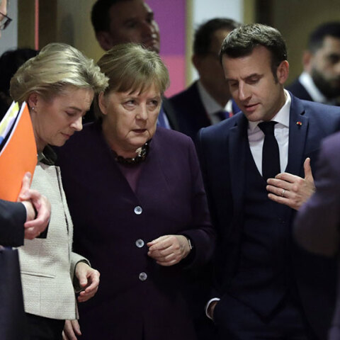 fon-nter-laien-merkel-macron.jpg