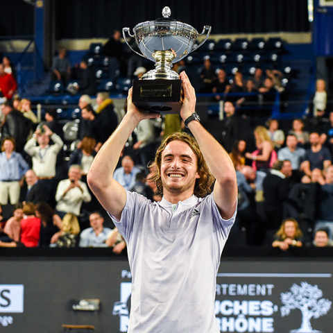 Αγκαλιά με το τρόπαιο ο Στέφανος 