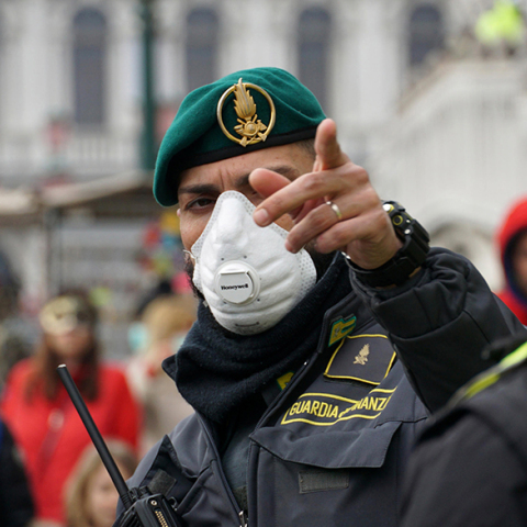Αστυνομικοί περιπολούν τις πόλεις της βόρειας Ιταλίας