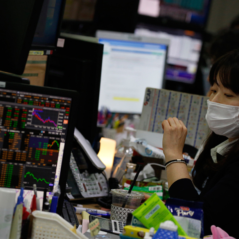 Με μάσκες στους χώρους εργασίας της Σεούλ