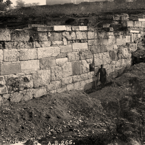 Ψηφιακή εφαρμογή Walk the Wall Athens. Ακολουθείστε την πορεία του αρχαίου τείχους της πόλης που αγκαλιάζει την Αθήνα σαν ιστορική αλυσίδα.