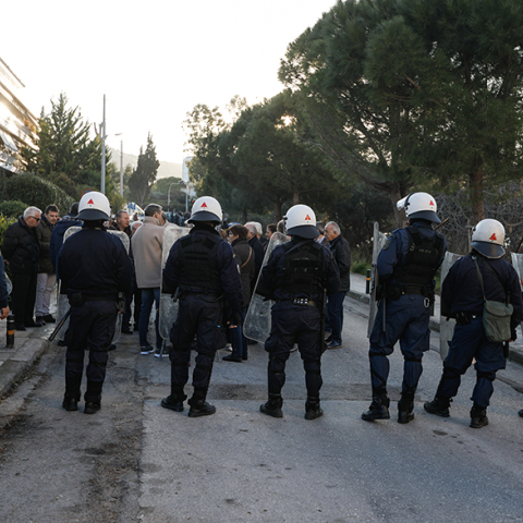Δυνάμεις των ΜΑΤ έξω από ξενοδοχείο στο Καβούρι