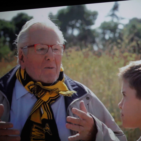 Ο Κώστας Βουτσάς με το κασκόλ της Ένωσης