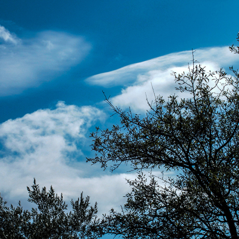 Ήλιος με αραιές νεφώσεις