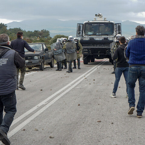 «Καζάνι» έτοιμο να εκραγεί η Λέσβος - Οδομαχίες κατοίκων με αστυνομικούς