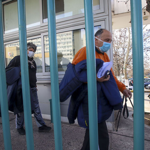 Κοροναϊός: Νοσοκομείο ΑΧΕΠΑ - Πολίτες με προστατευτική μάσκα