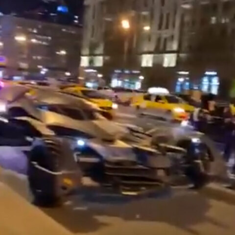 Ρωσία: Οδηγός βγήκε βόλτα με το Batmobile σε συνοικία της Μόσχας και πλήρωσε πρόστιμο