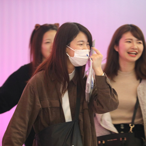 Ταξιδιώτες στο αεροδρόμιο LAX του Λος Άντζελες 