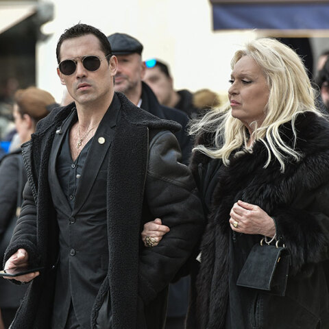 Ο Άνθιμος Ανανιάδης και η Εύη Καραγιάννη προσέρχονται στη Μητρόπολη Αθηνών για την κηδεία του Κώστα Βουτσά