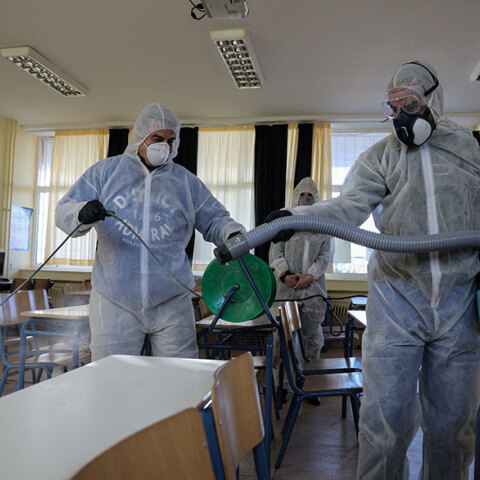 Απολύμανση σε σχολεία: Ψέκασαν για κορωνοϊό στο 1ο Γυμνάσιο και Λύκειο Γλυφάδας