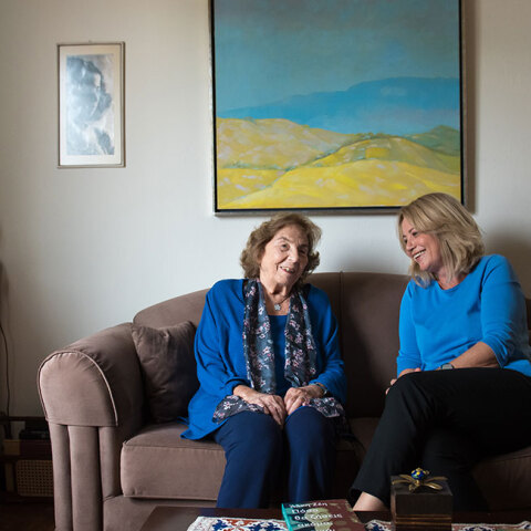 Η Άλκη Ζέη με την επιμελήτριά της Ελένη Μπούρα 