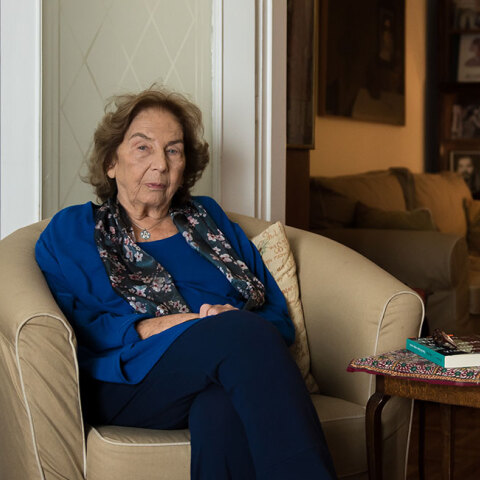 Η Άλκη Ζέη στον καναπέ του σπιτιού της