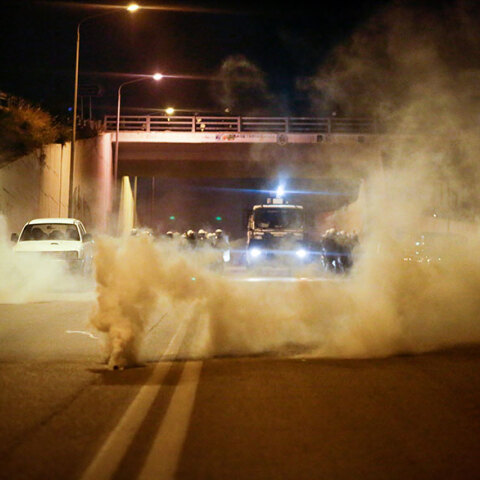 Σφοδρές συγκρούσεις στη Λέσβο μεταξύ αστυνομικών και διαδηλωτών για το προσφυγικό