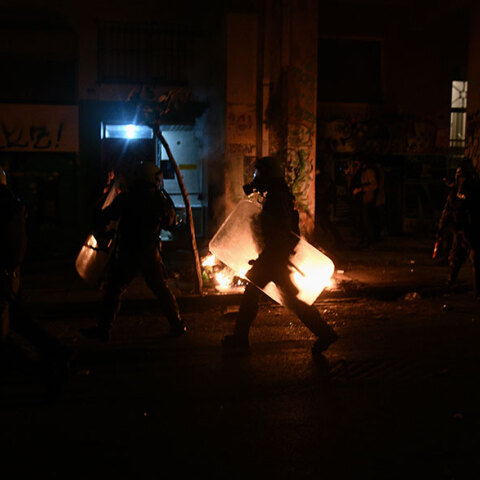 Επεισόδια κουκουλοφόρων με δυνάμεις των ΜΑΤ